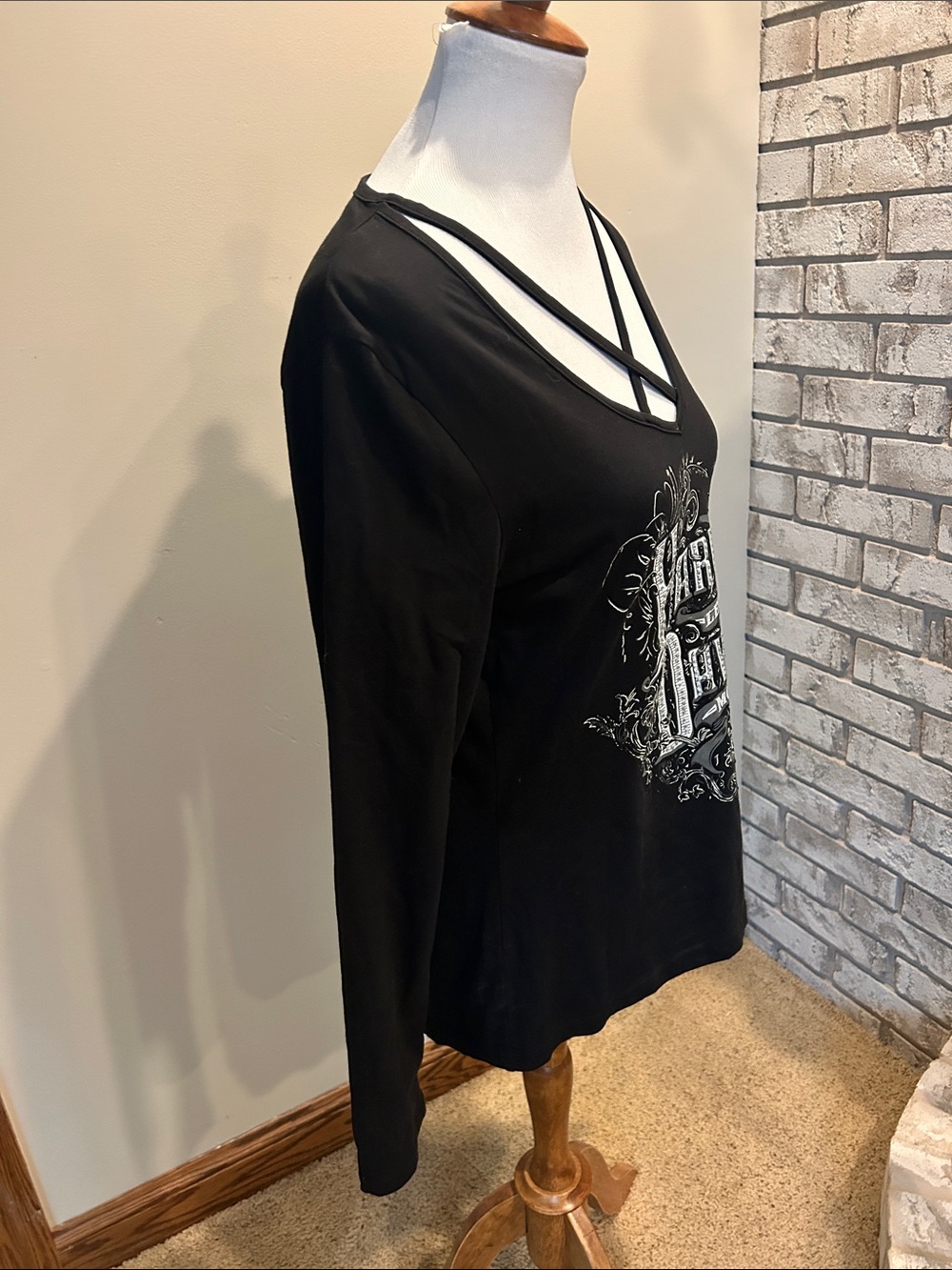 Harley-Davidson Black Long-Sleeve V-Neck Graphic Top with Crisscross Detail - Picture 5 of 7